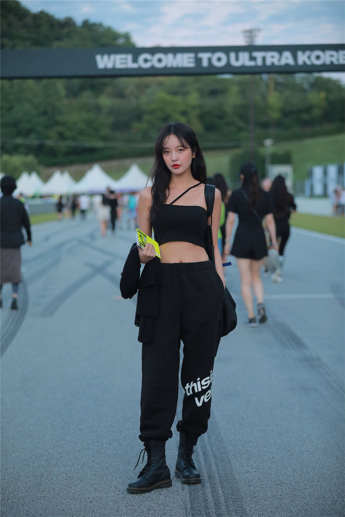 图片[2]-花色短裙黑色长裤-日更街拍