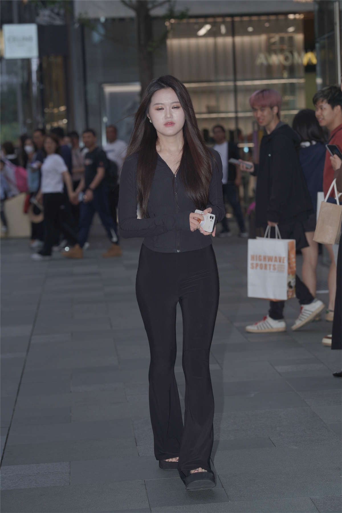 图片[2]-黑色喇叭裤凉拖美脚翘臀-日更街拍