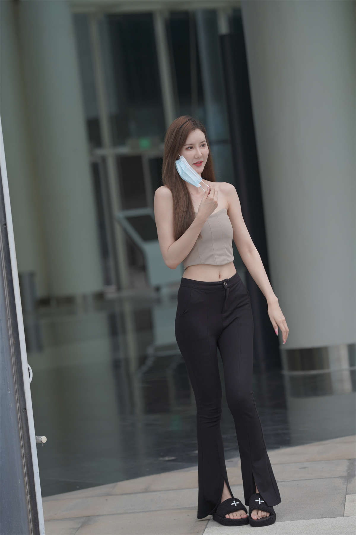 图片[2]-黑色喇叭裤长腿美腿香肩-日更街拍