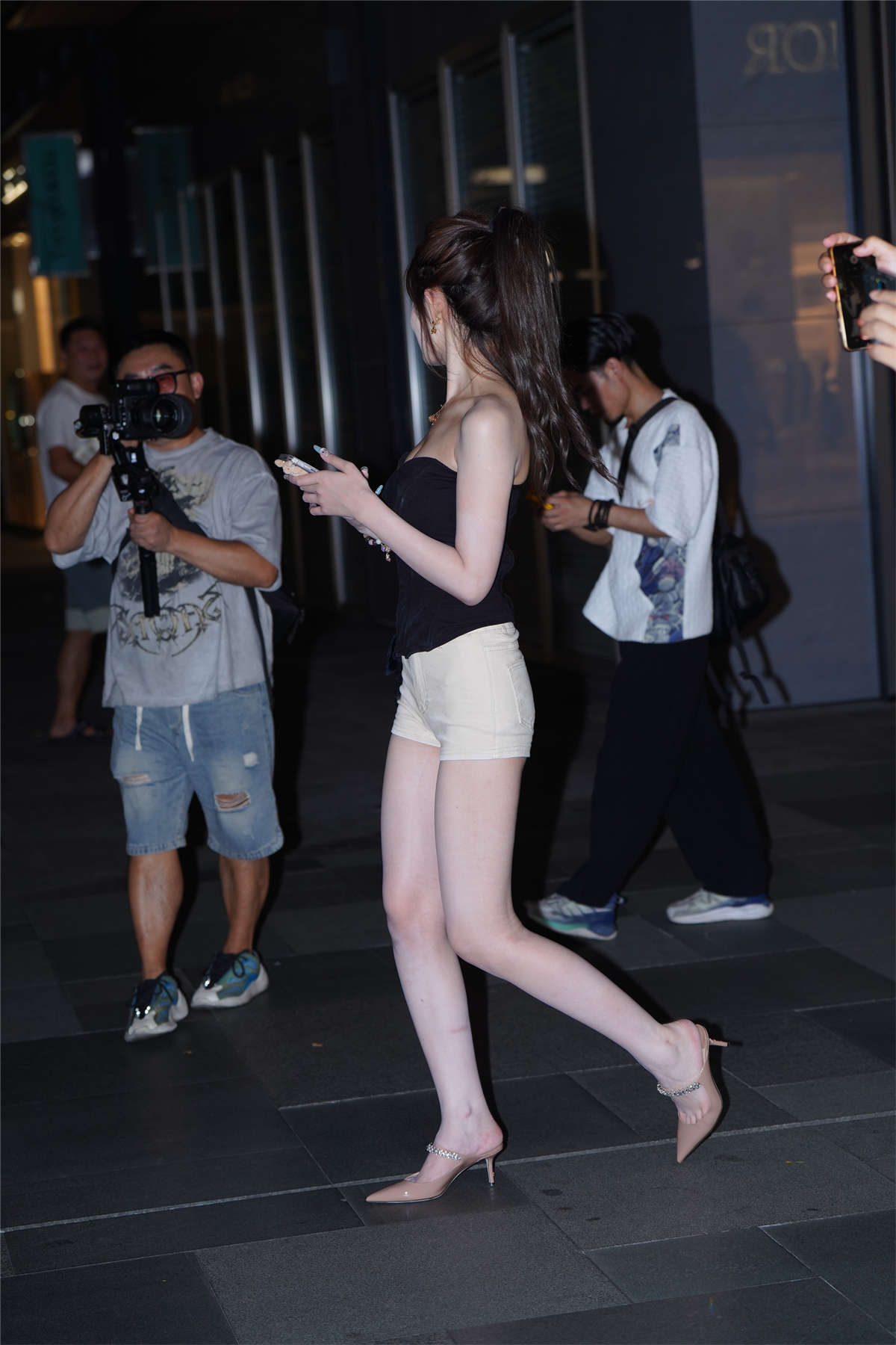 牛仔短裤黑白搭配-日更街拍
