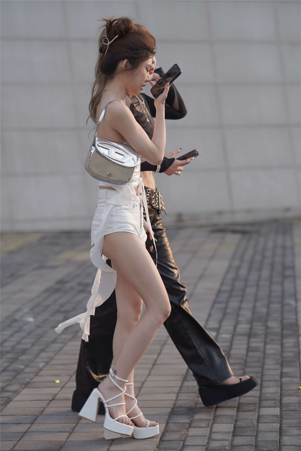 黑色热裤白色热裤美腿香肩-日更街拍