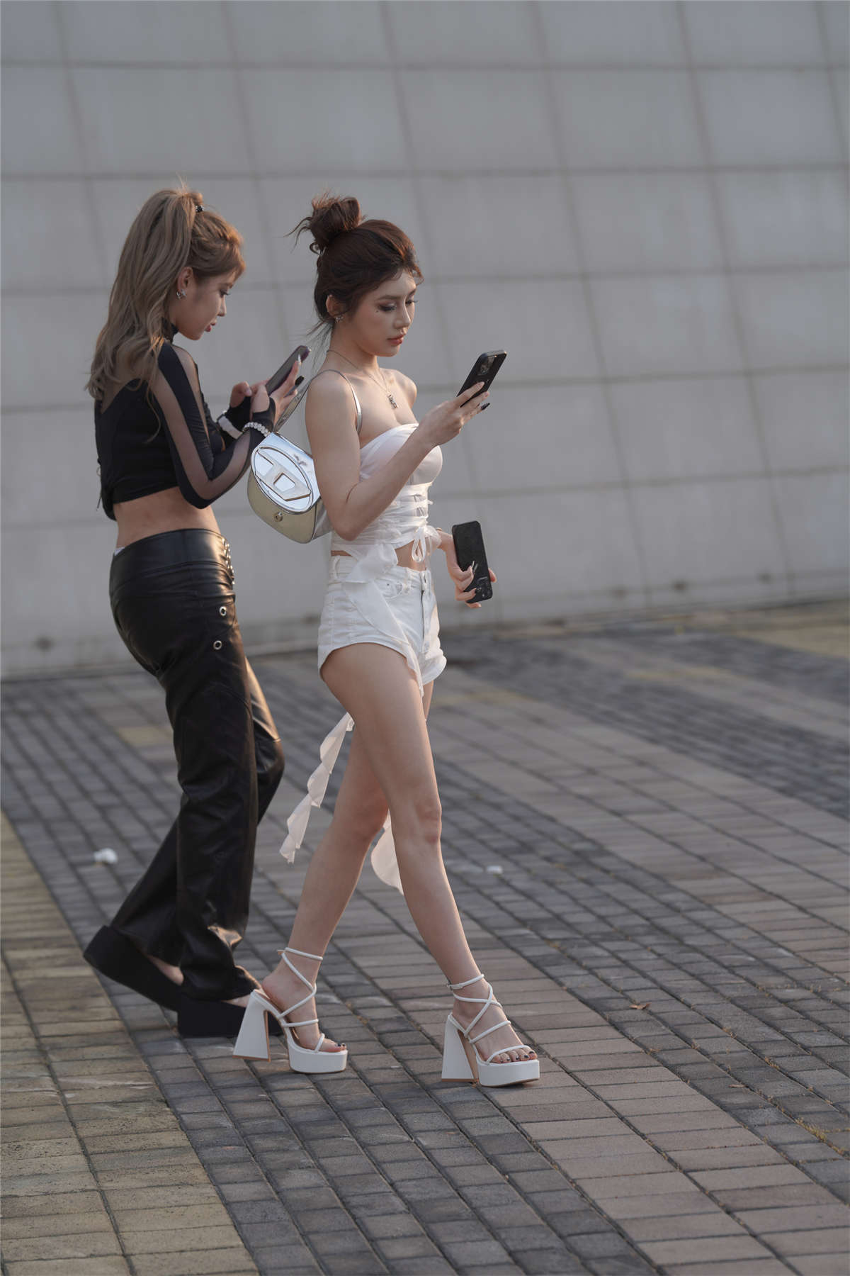 图片[2]-黑色热裤白色热裤美腿香肩-日更街拍