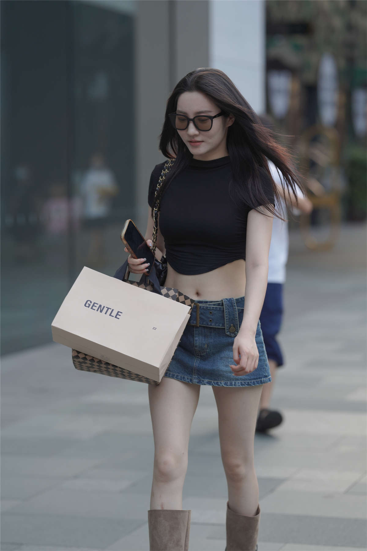 图片[2]-蓝色短裙小蛮腰美腿-日更街拍