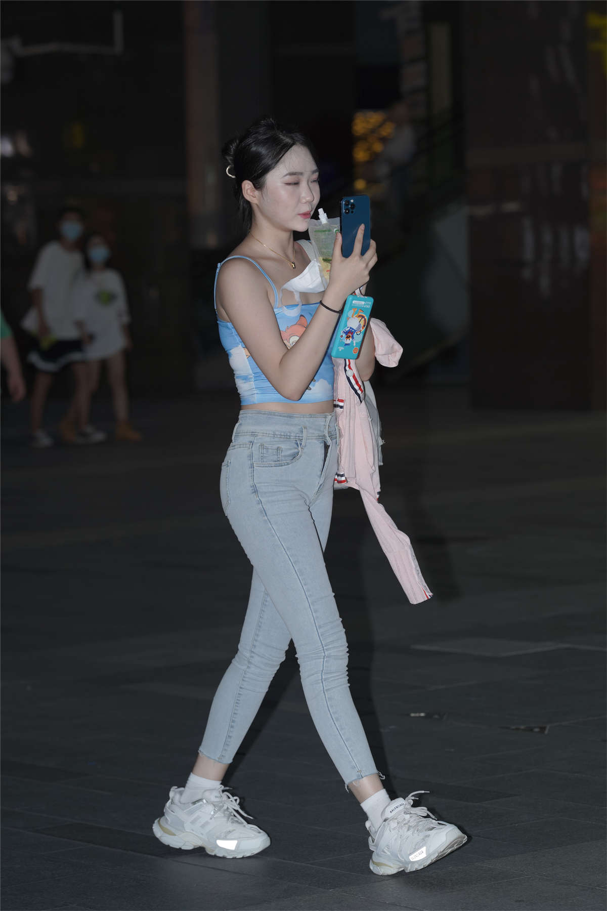 蓝色紧牛香肩吊带-日更街拍