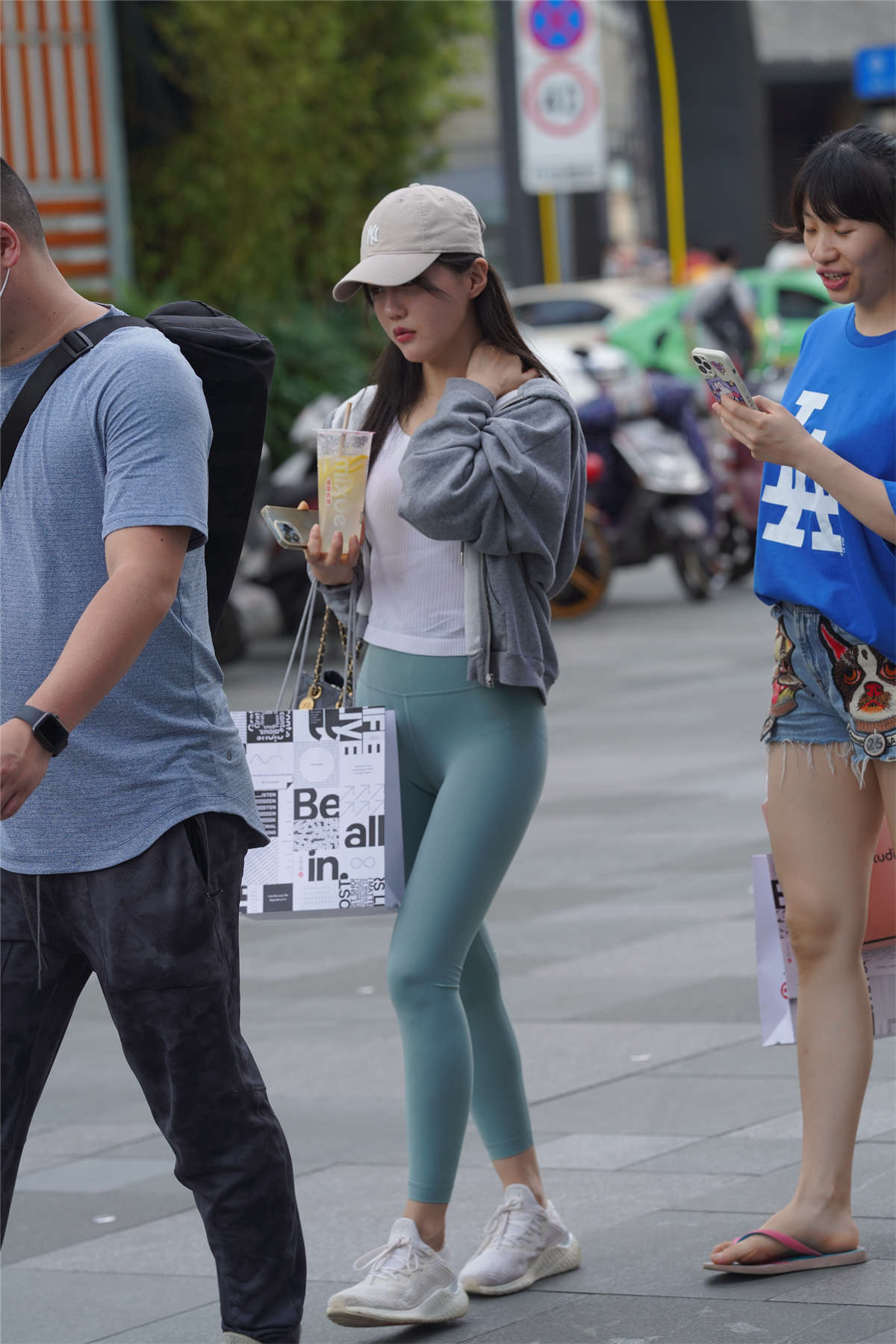 图片[2]-蓝色紧身裤美腿-日更街拍