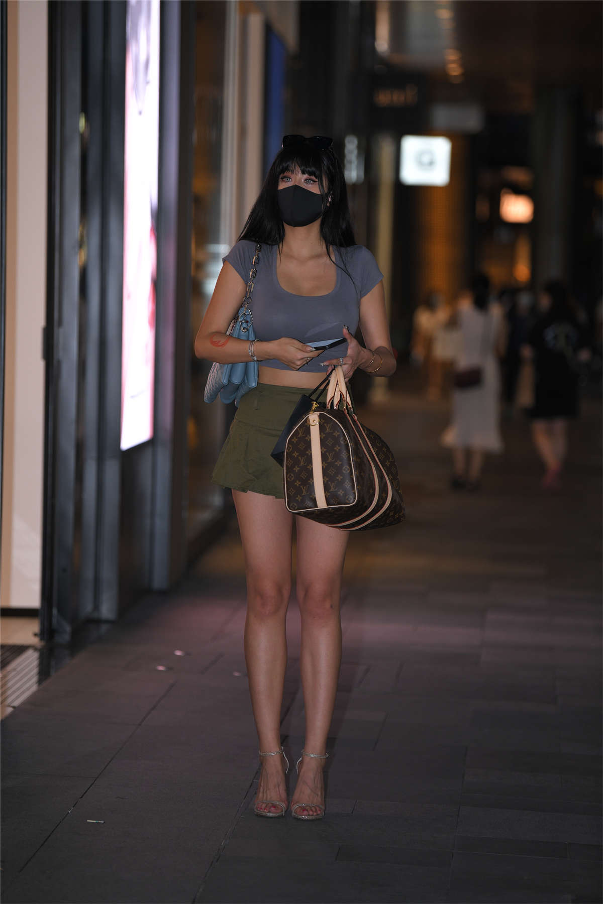 图片[2]-绿色短裙美腿小蛮腰-日更街拍