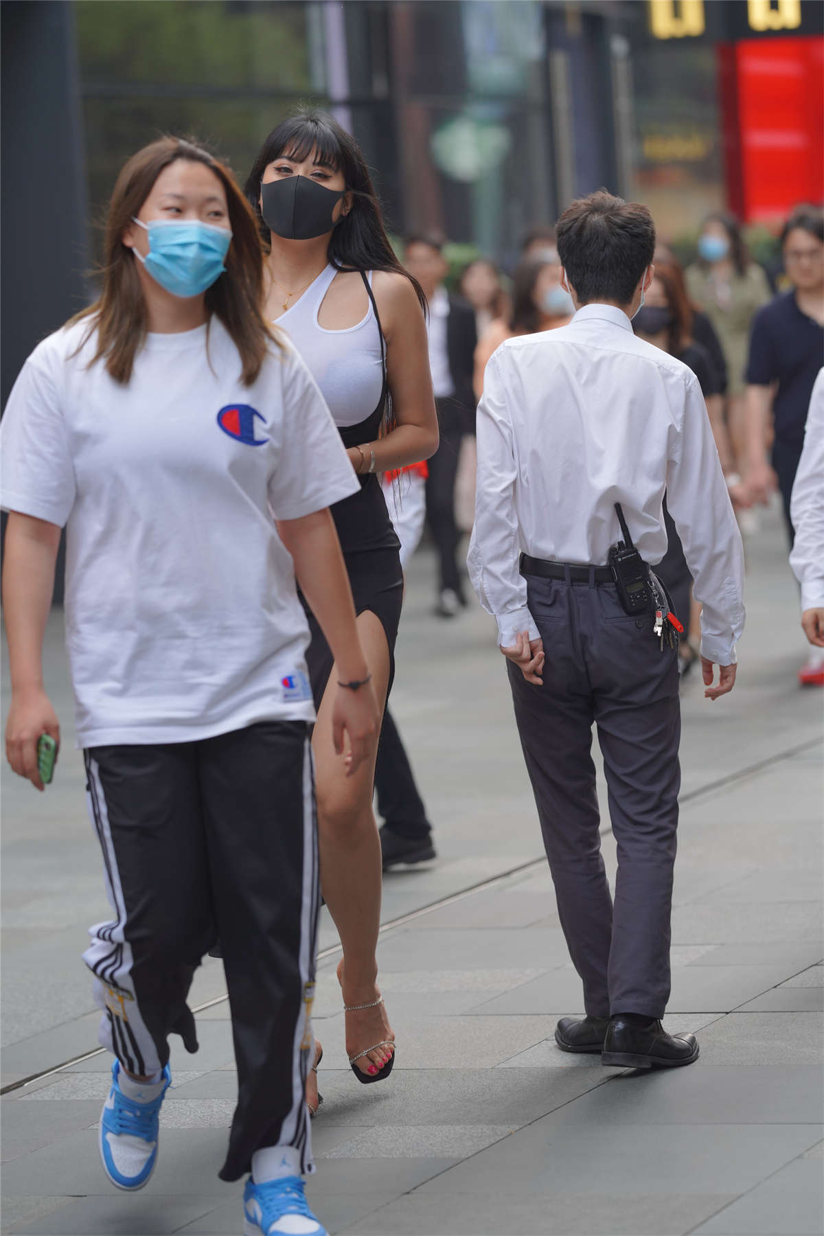 黑白搭配大气美丽-日更街拍