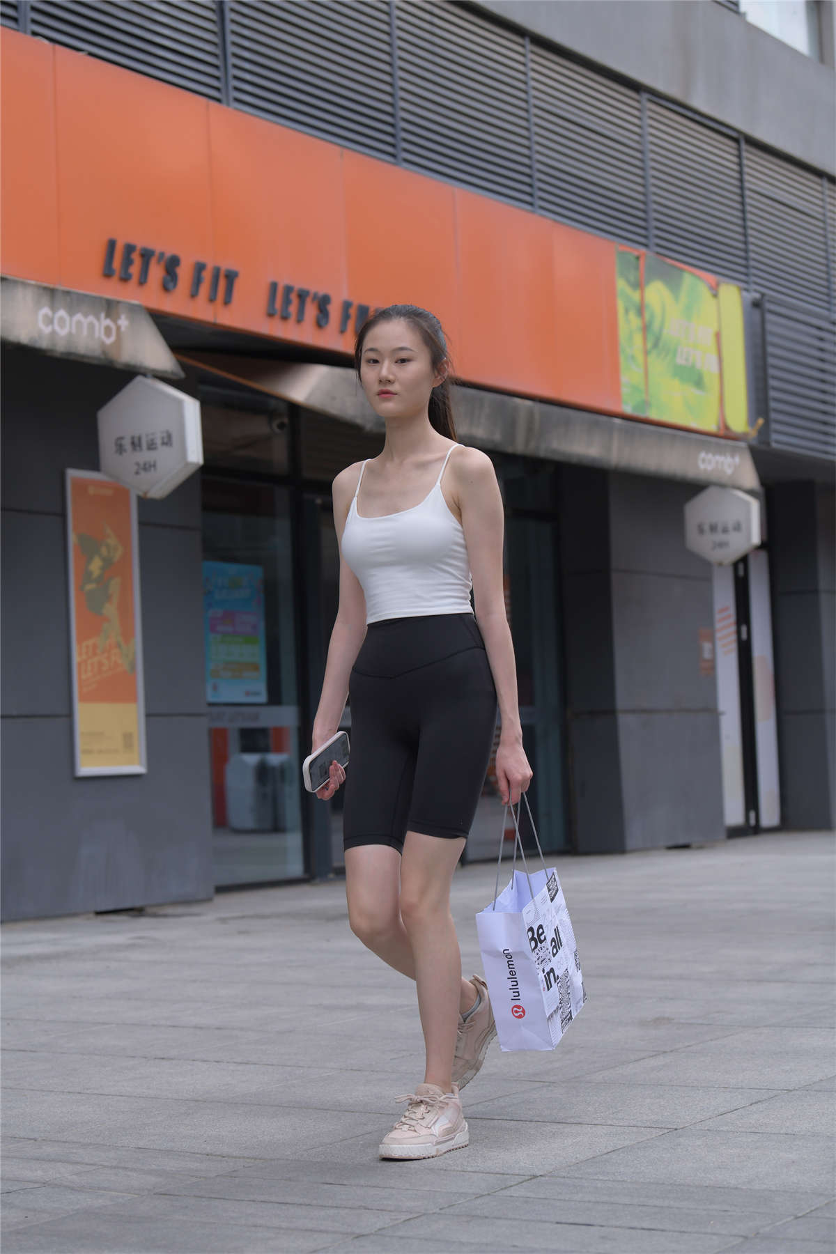 [魔镜原创摄影] 一始街拍作品 清秀的女孩-日更街拍