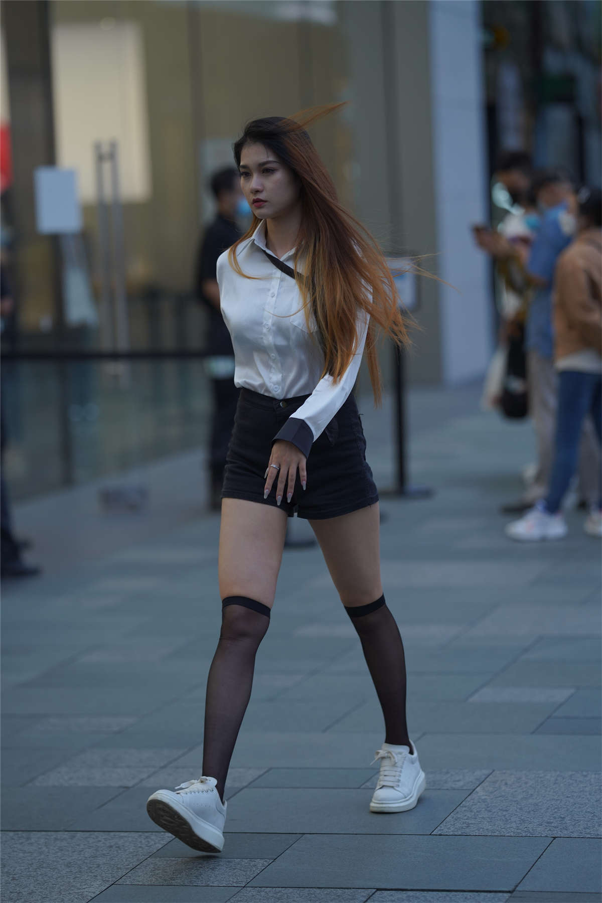 图片[2]-衬衫短裤黑丝-日更街拍