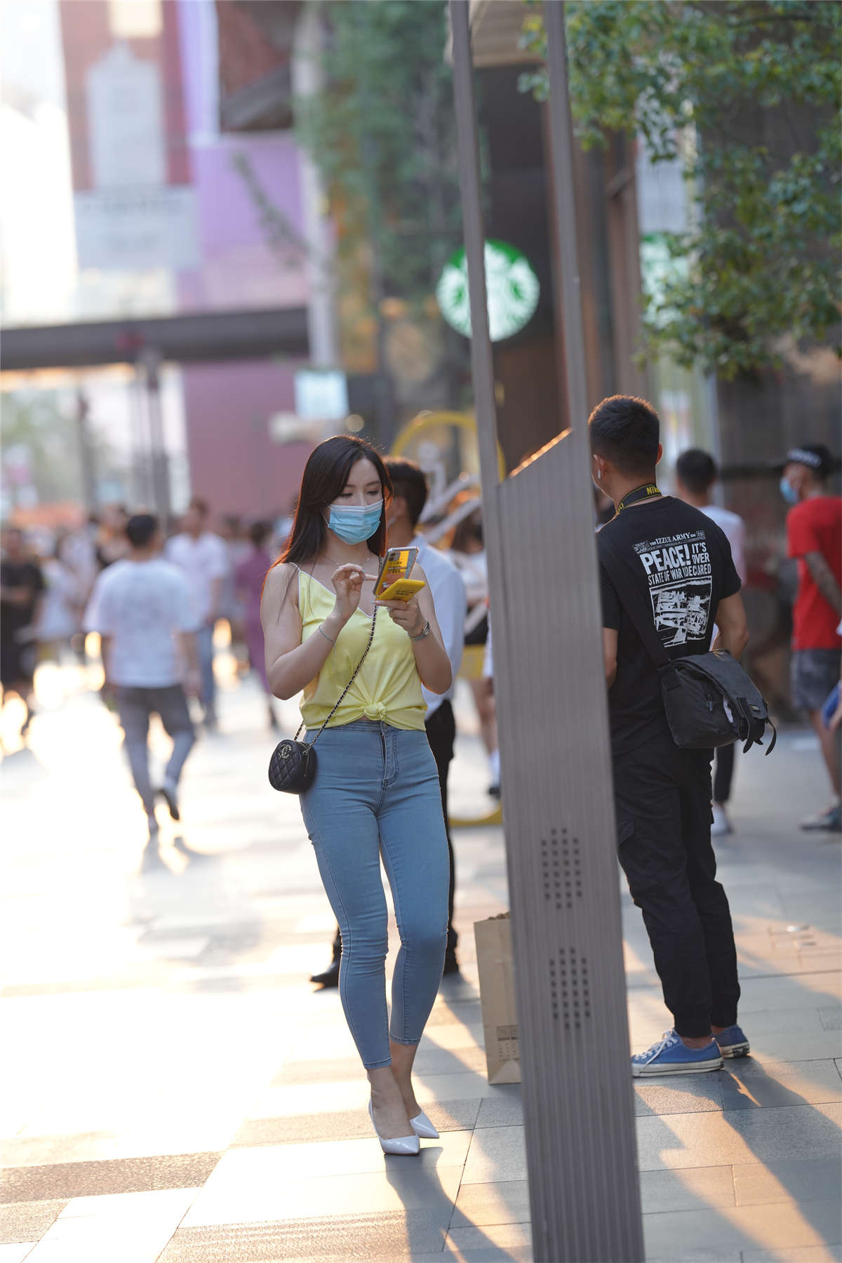 图片[2]-牛仔裤显丰满身材-日更街拍