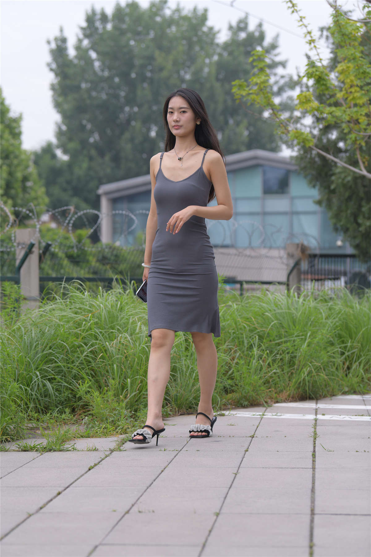 [魔镜原创摄影] 一始街拍作品 灰裙女子-日更街拍