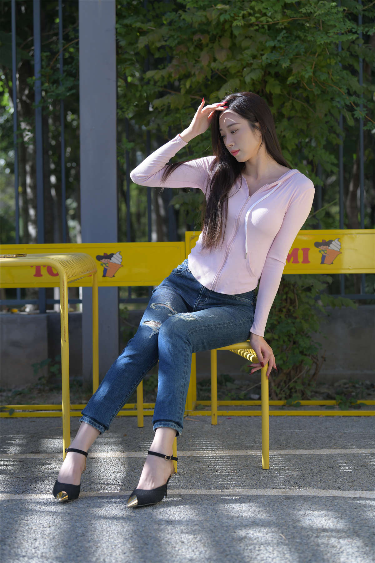 图片[2]-[魔镜原创摄影] 一始街拍作品 牛仔裤美女-日更街拍