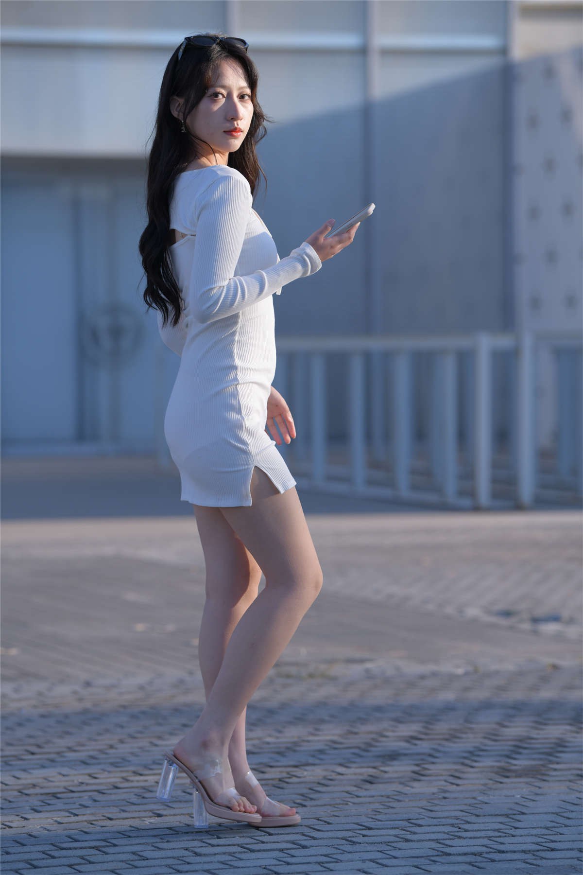 [魔镜原创摄影] 一始街拍作品 白裙女子-日更街拍