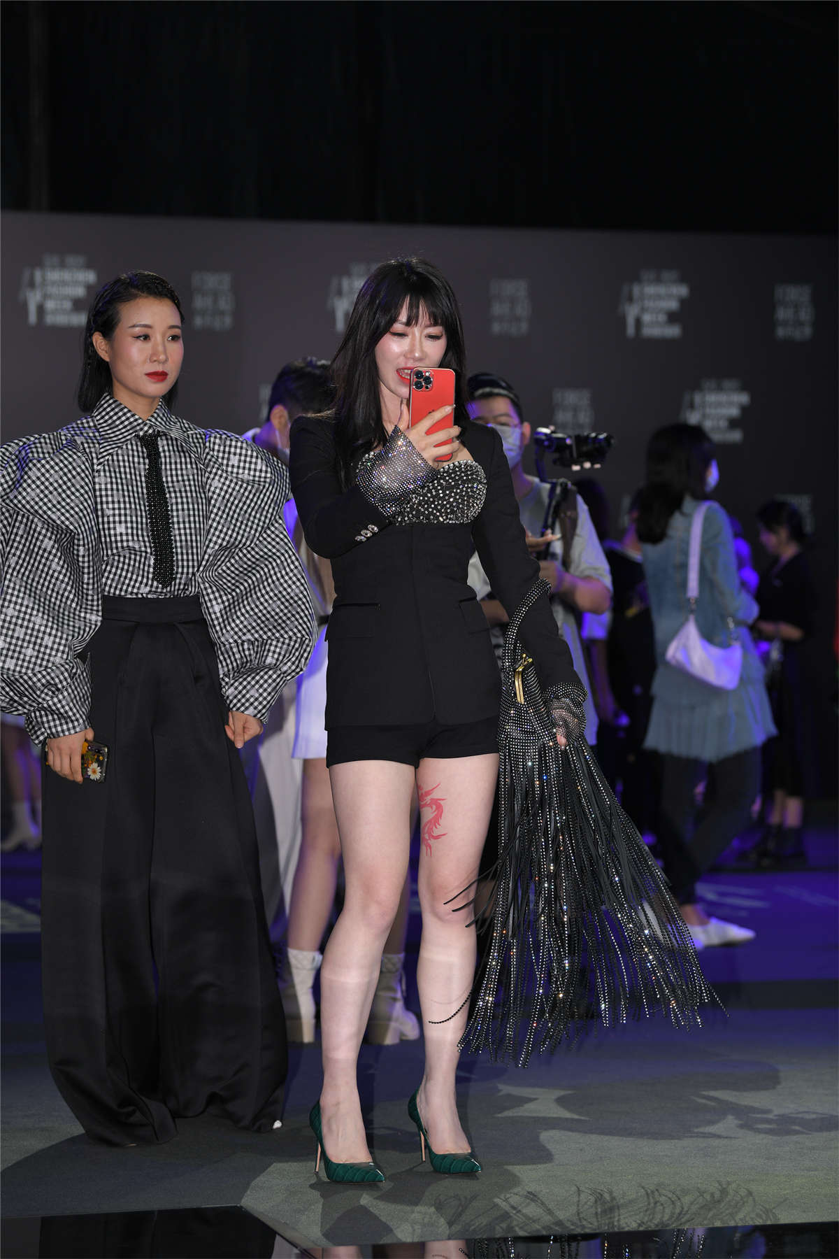 图片[2]-复古黑色系搭配-日更街拍