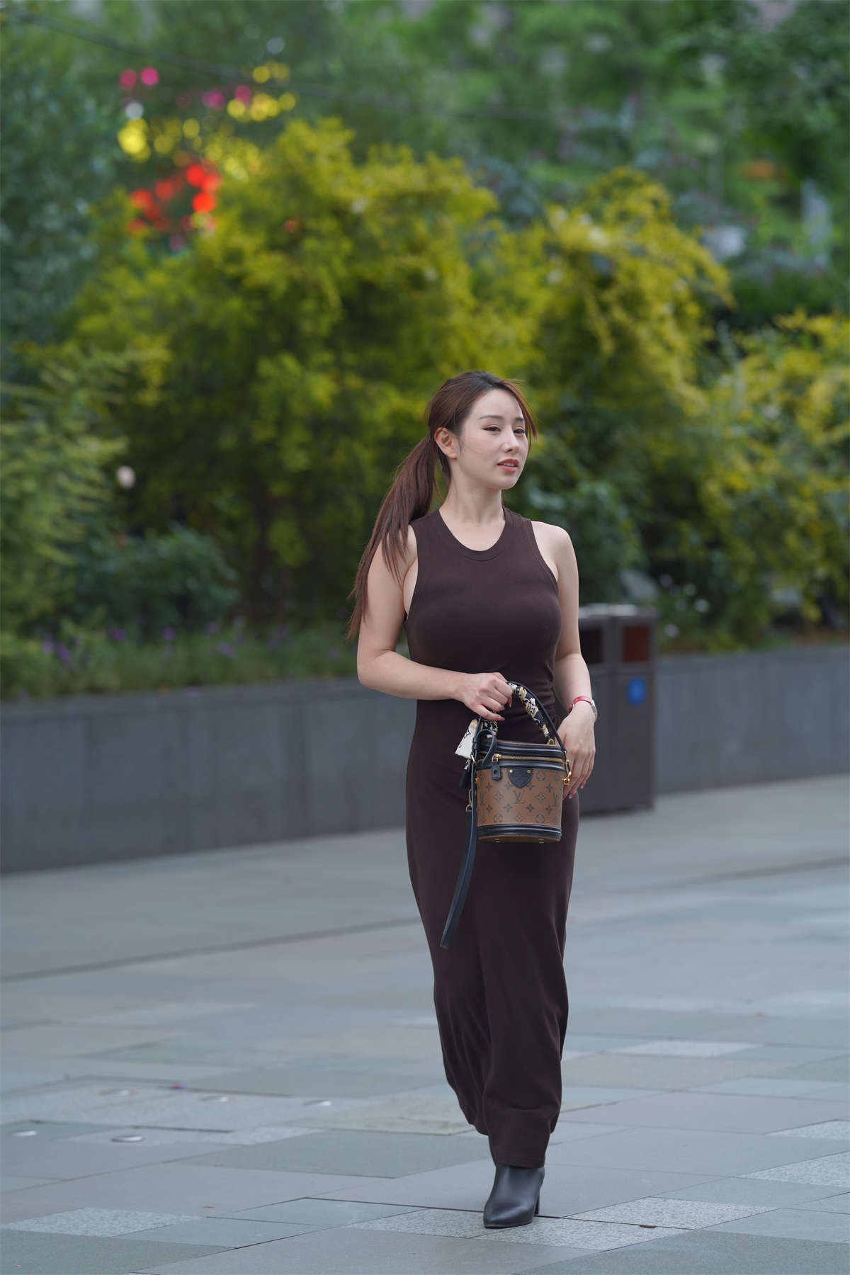 图片[2]-棕色修身长裙-日更街拍