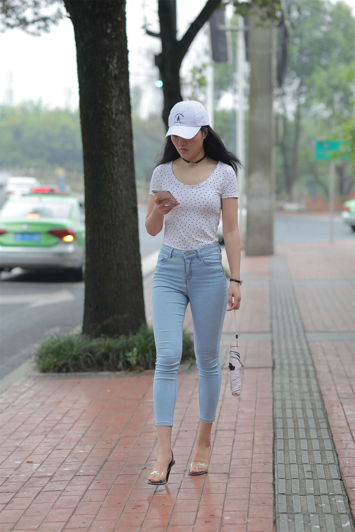 图片[2]-蓝色牛仔裤美女-日更街拍