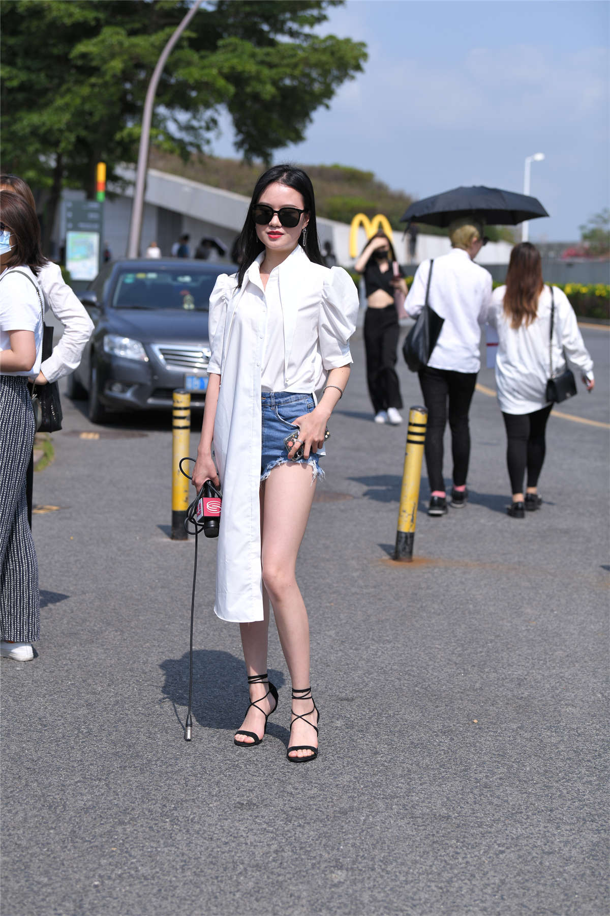 图片[2]-高跟长腿特色白衬衫-日更街拍