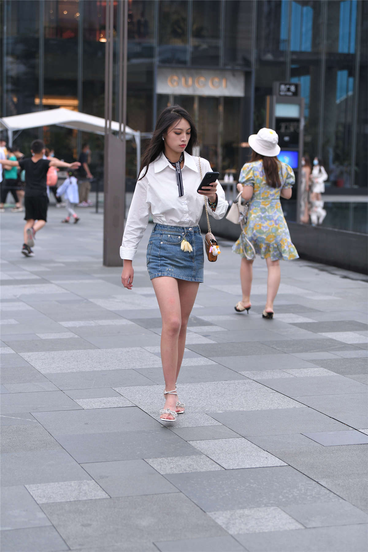 图片[2]-牛仔裙长发妹-日更街拍