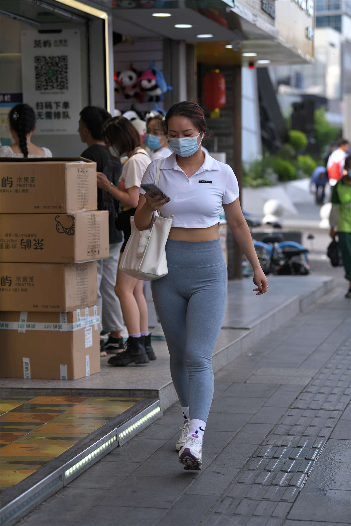 图片[2]-灰色翘臀紧身裤-日更街拍