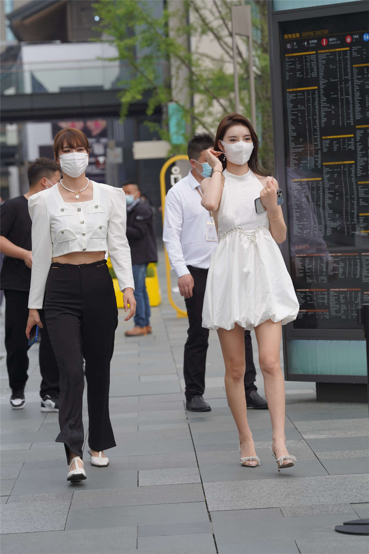 白色短裙美腿凉高美背-日更街拍