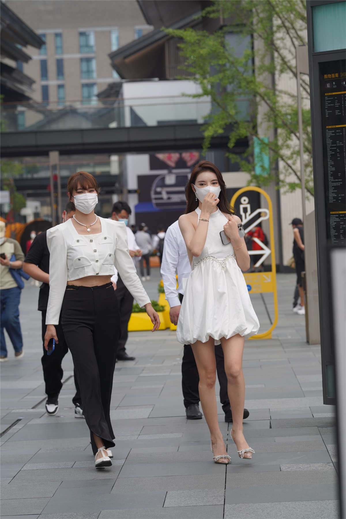 图片[2]-白色短裙美腿凉高美背-日更街拍