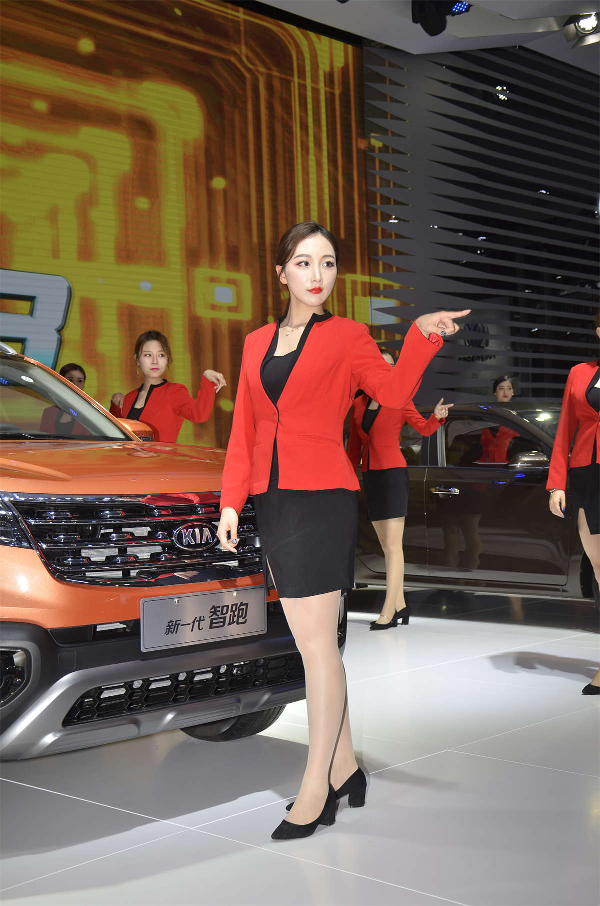 图片[2]-白裙车模-日更街拍