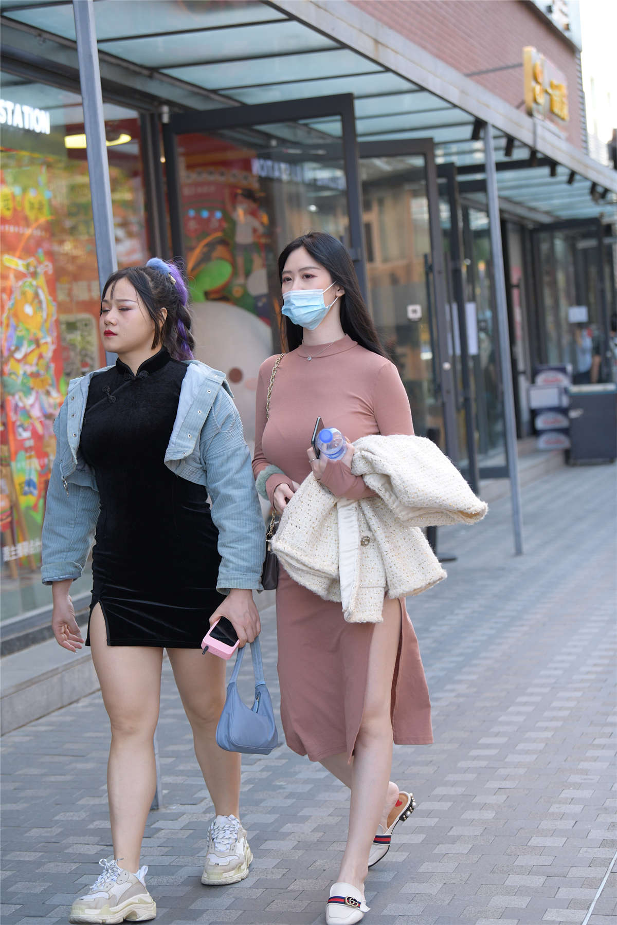 图片[2]-粉色紧身包臀裙美腿-日更街拍