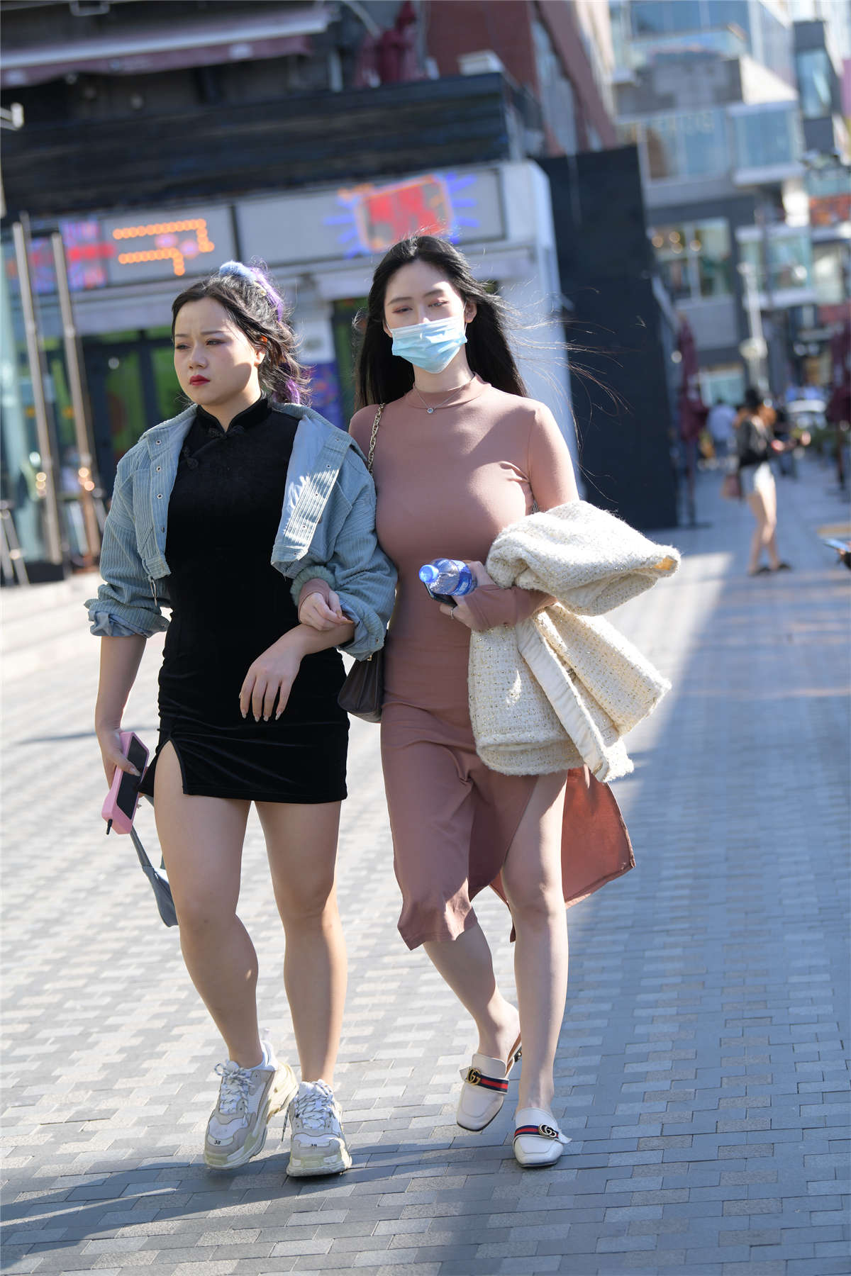 粉色紧身包臀裙美腿-日更街拍