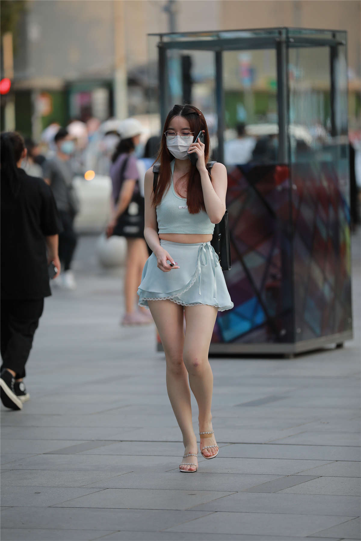 图片[2]-蓝色短裙美腿美背-日更街拍