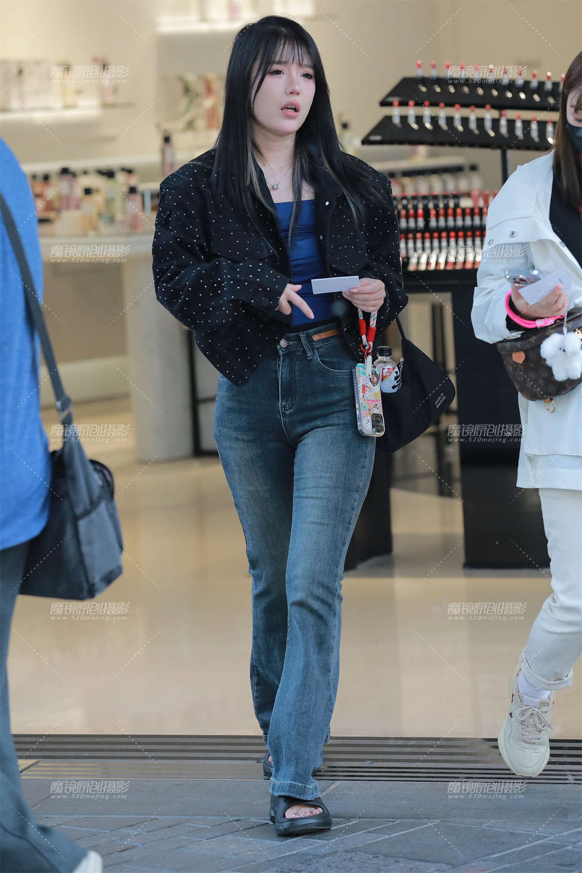 图片[2]-紧身牛仔裤美女-日更街拍