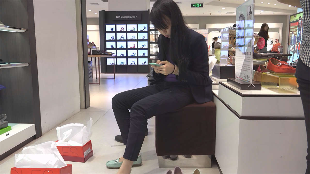 图片[2]-贴心妹子一双嫩足，把试鞋的基本动作都表演到位了-日更街拍