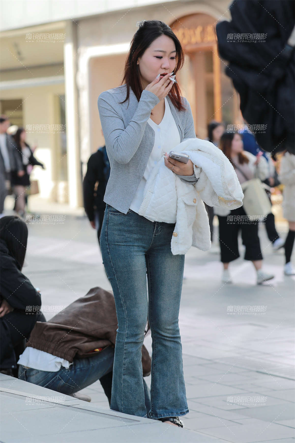 紧身牛仔裤女友-日更街拍