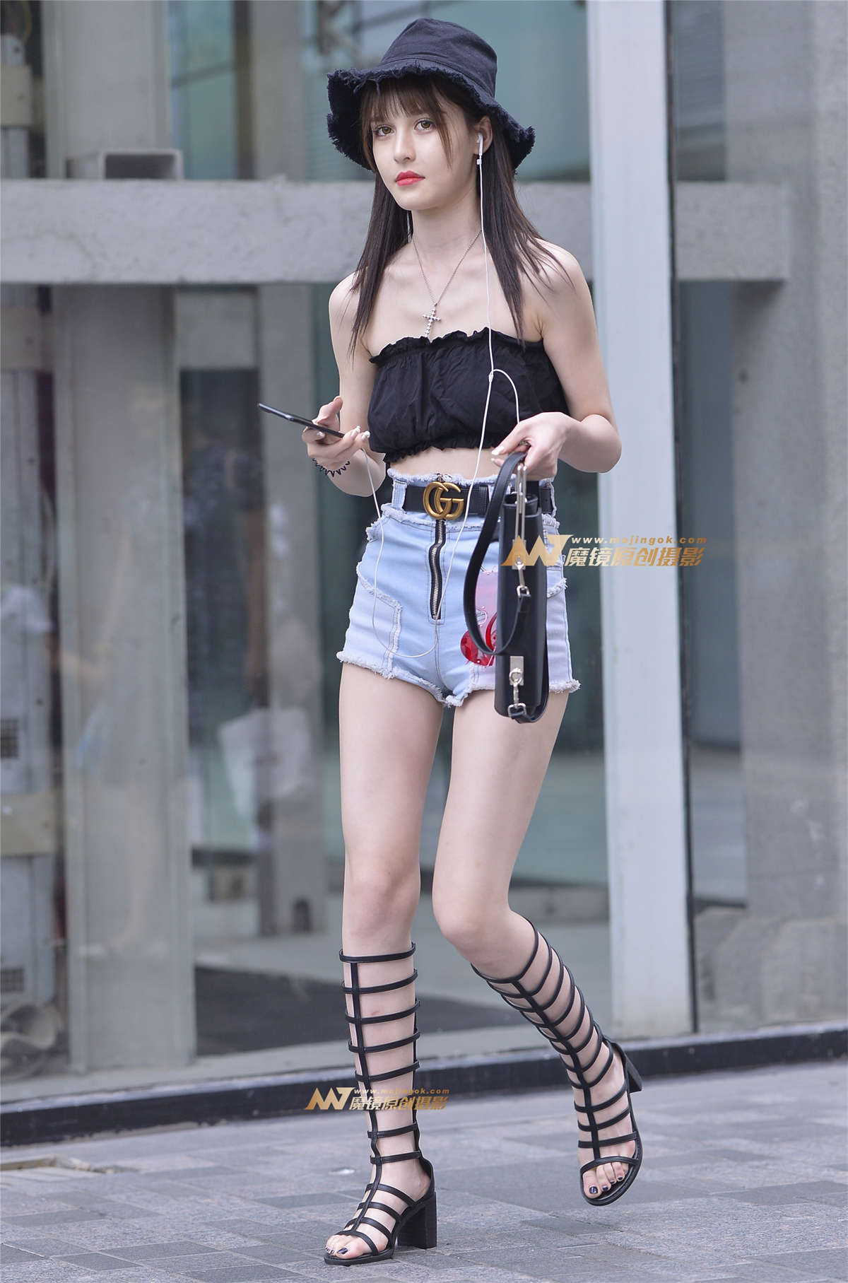 吊带衫热裤月牙美臀-日更街拍