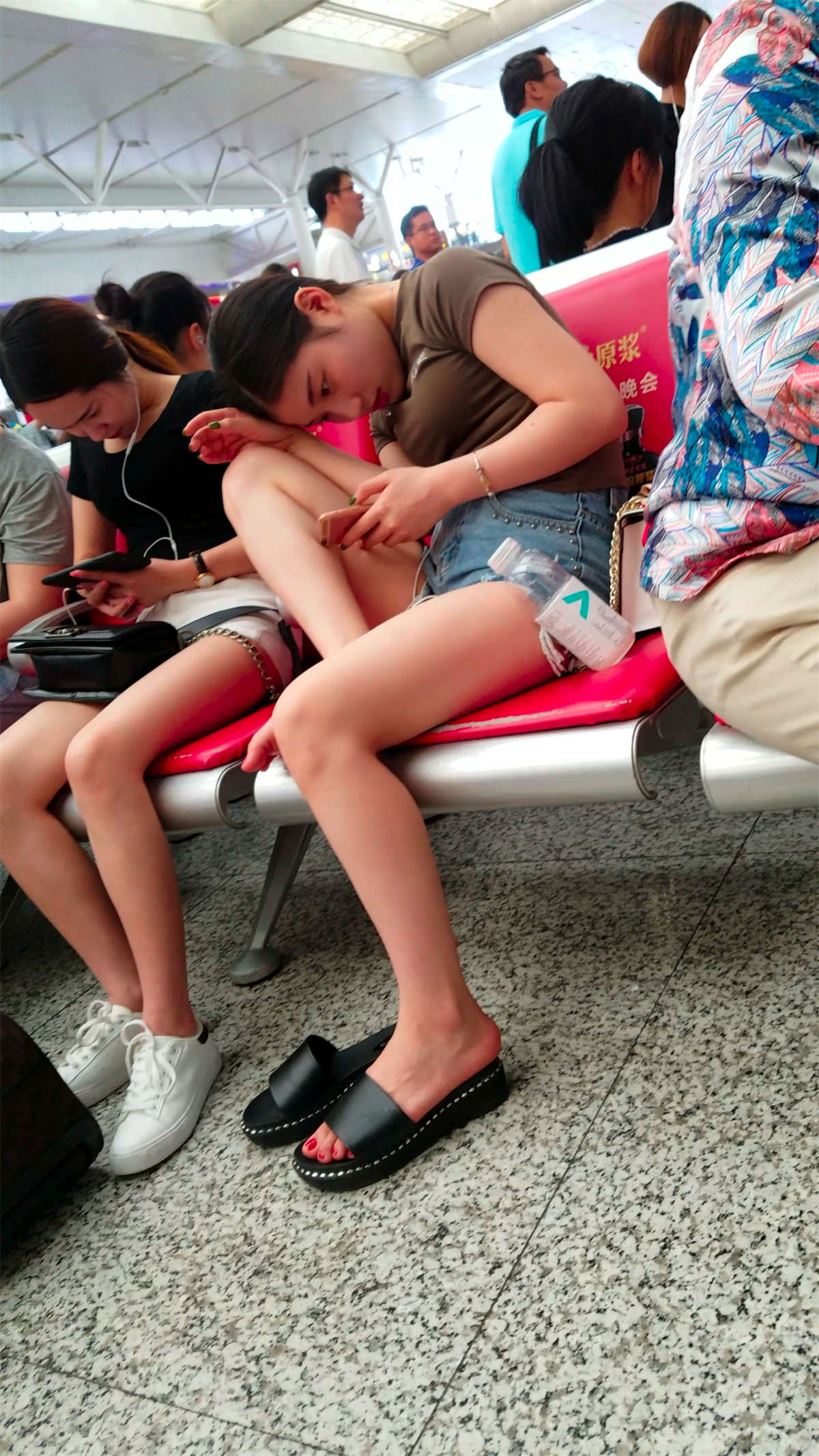 [4K高清视频]牛仔热裤美腿丰满小姐姐看手机-日更街拍