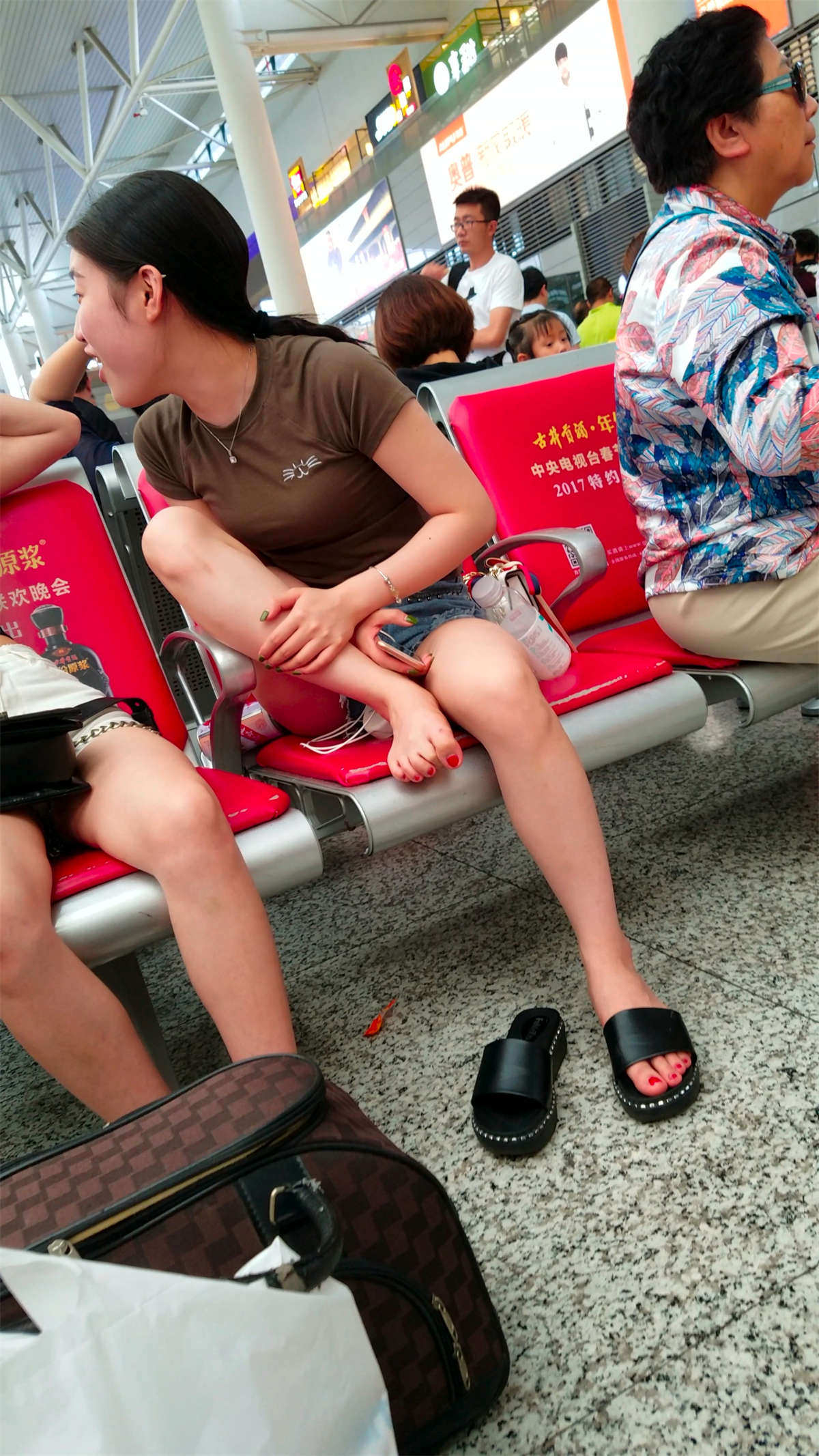 图片[2]-[4K高清视频]牛仔热裤美腿丰满小姐姐看手机-日更街拍