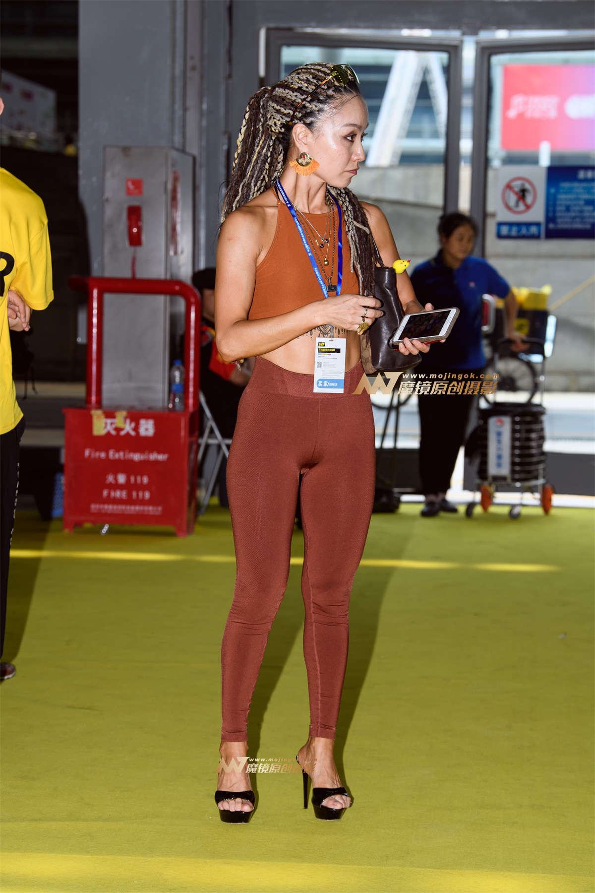 【久久赛帖】大露背紧身裤-日更街拍