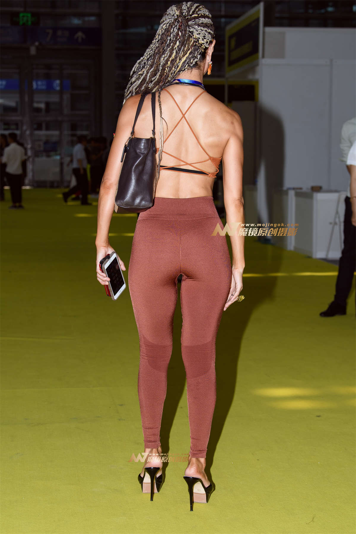 图片[2]-【久久赛帖】大露背紧身裤-日更街拍