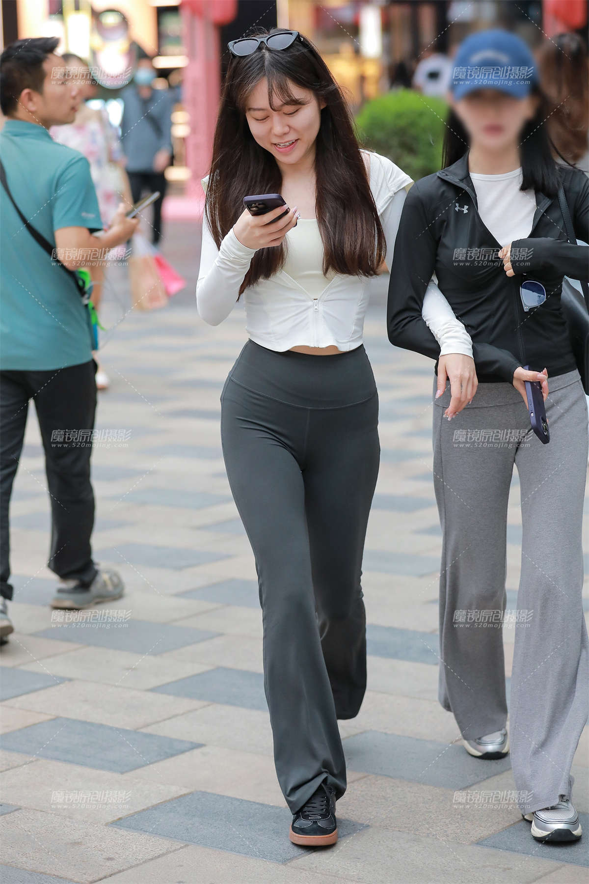 紧身瑜伽裤美女-日更街拍