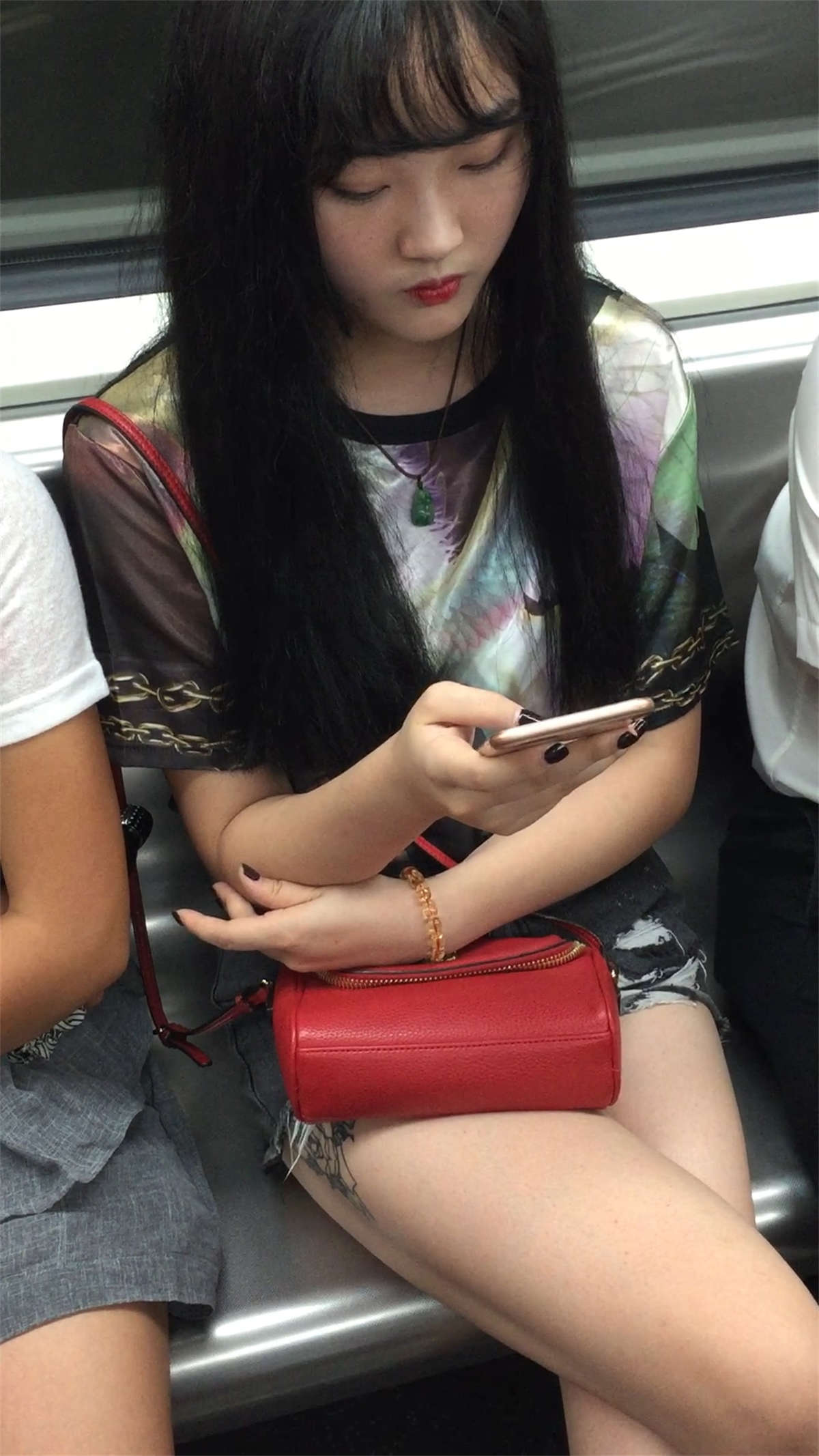 地铁上的拖鞋美脚女足-日更街拍