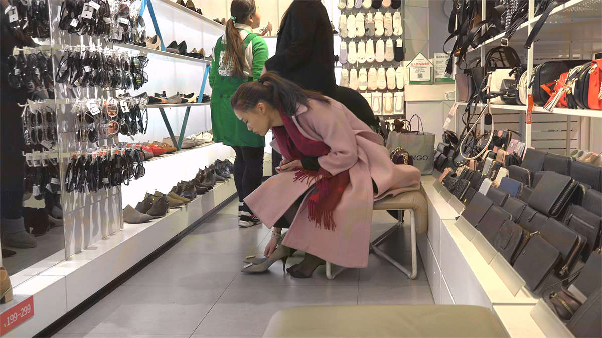 图片[2]-美女黑丝试鞋已是很久未见，竟在热风鞋店活捉一个-日更街拍