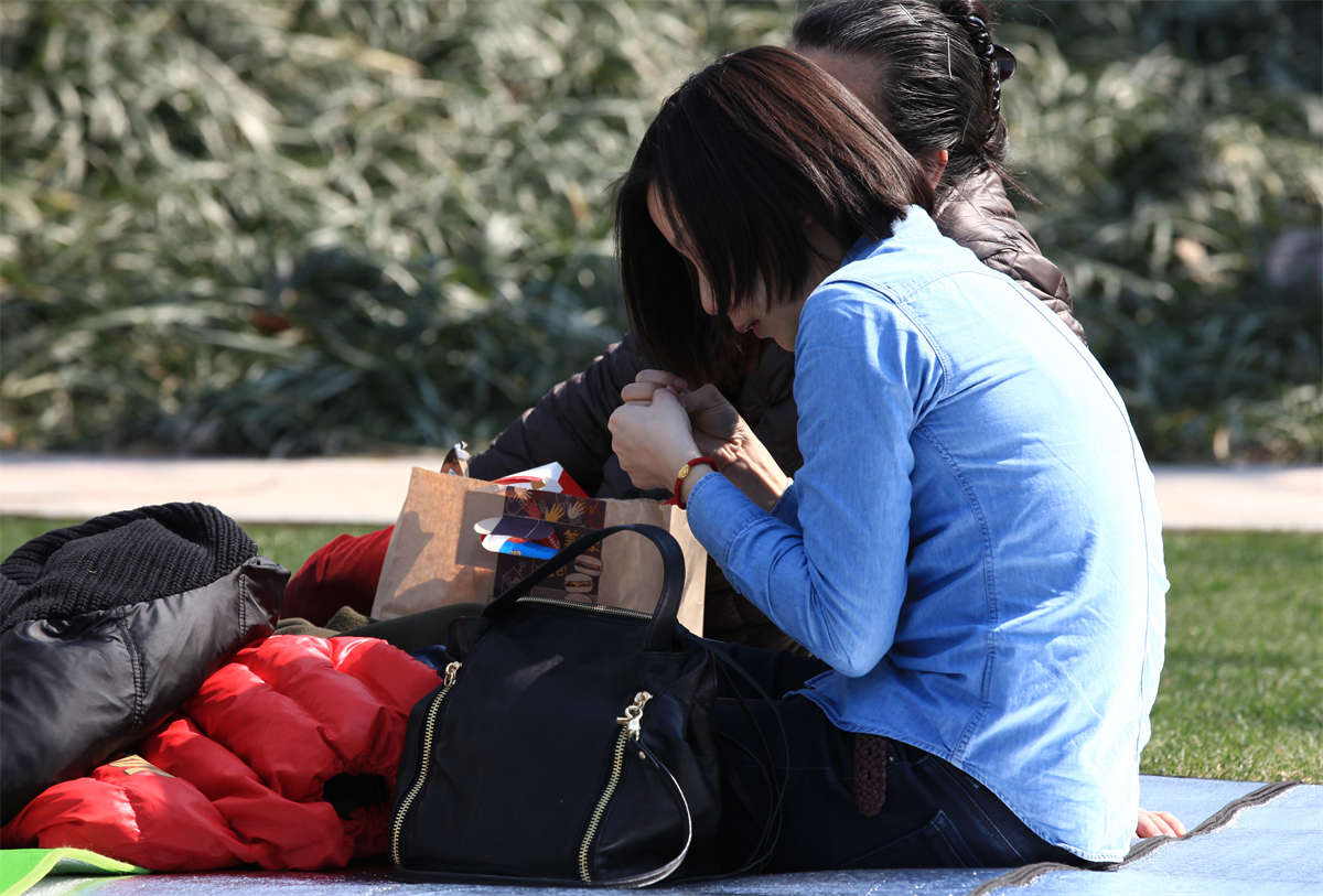 图片[2]-踏青公园街拍系列No.1482 美白少妇配上极致通透黑丝，会是什么感觉-日更街拍