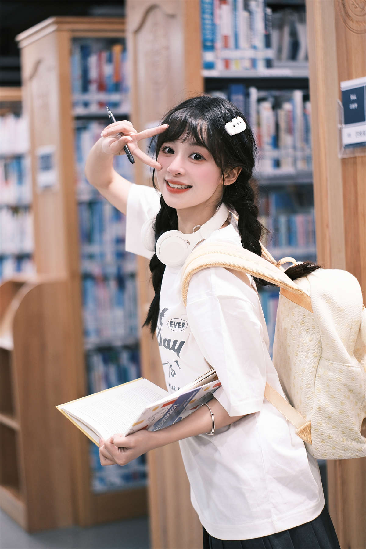 YITUYU艺图语 2025.04.20 图书馆女孩 夏芋小年-日更街拍