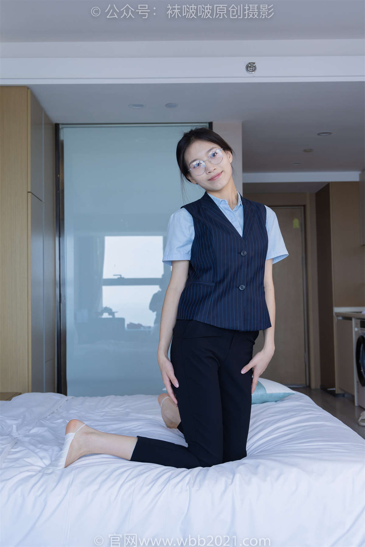 图片[2]-袜啵啵 No.413 芝士-高跟鞋、白色吊带船袜、银行制服 花絮版-日更街拍