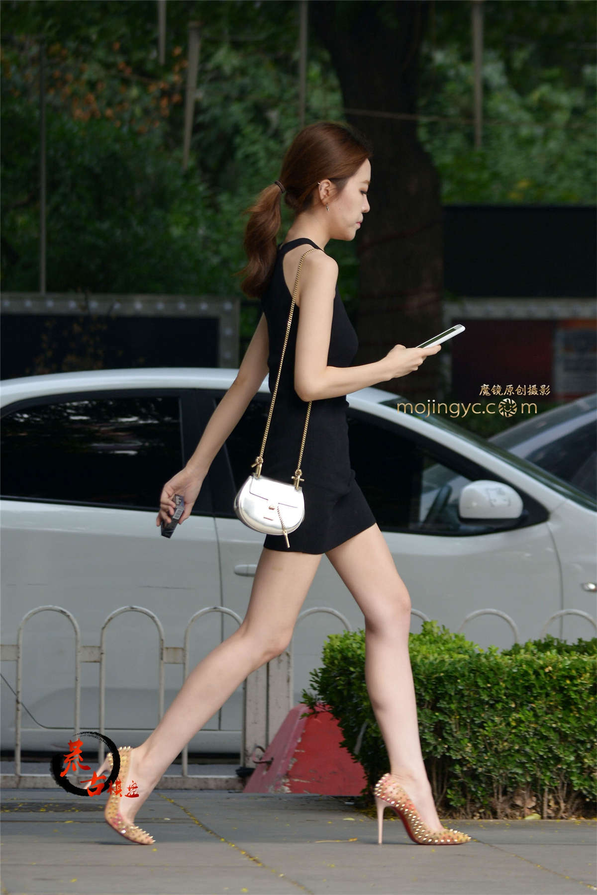 8-13 紧身包臀，铆钉尖头细高跟-日更街拍