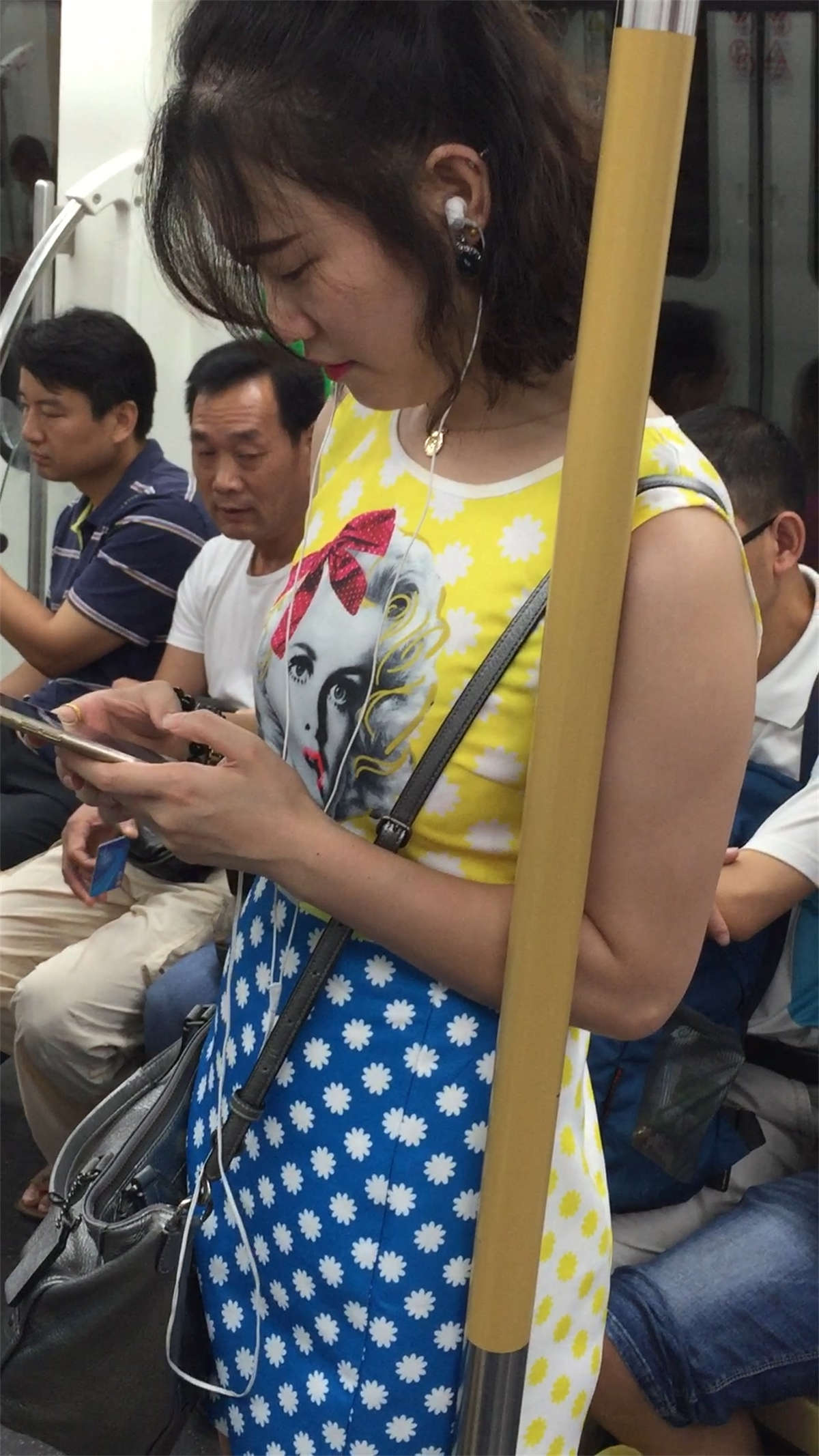 气质高跟美女的大白腿-日更街拍