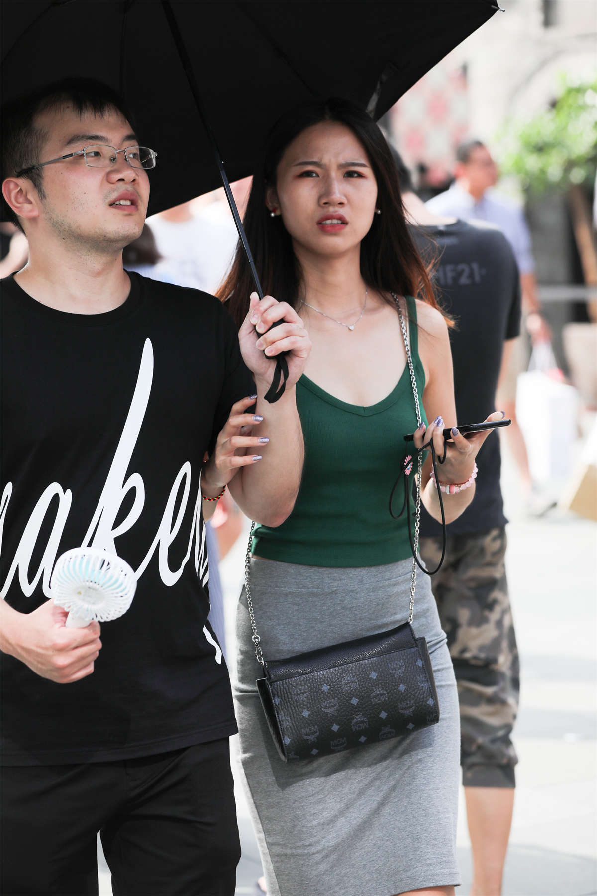 【辉辉赛贴-第二十四贴】紧绷的灰色中裙少妇-日更街拍