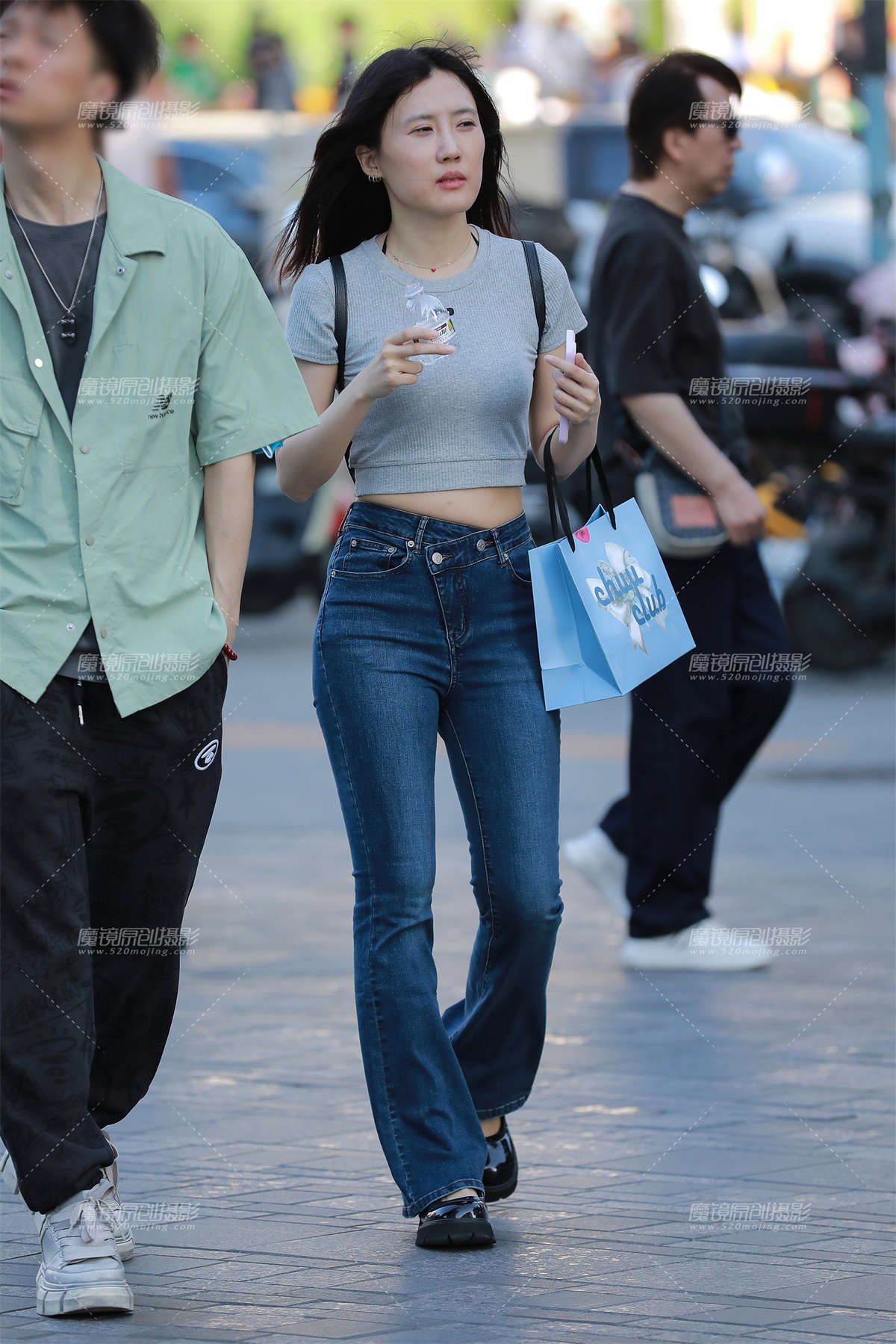 蓝色牛仔裤女友-日更街拍