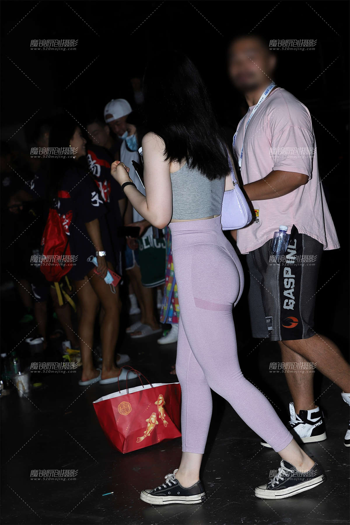 图片[2]-灰色小背心浅紫色紧身裤-日更街拍