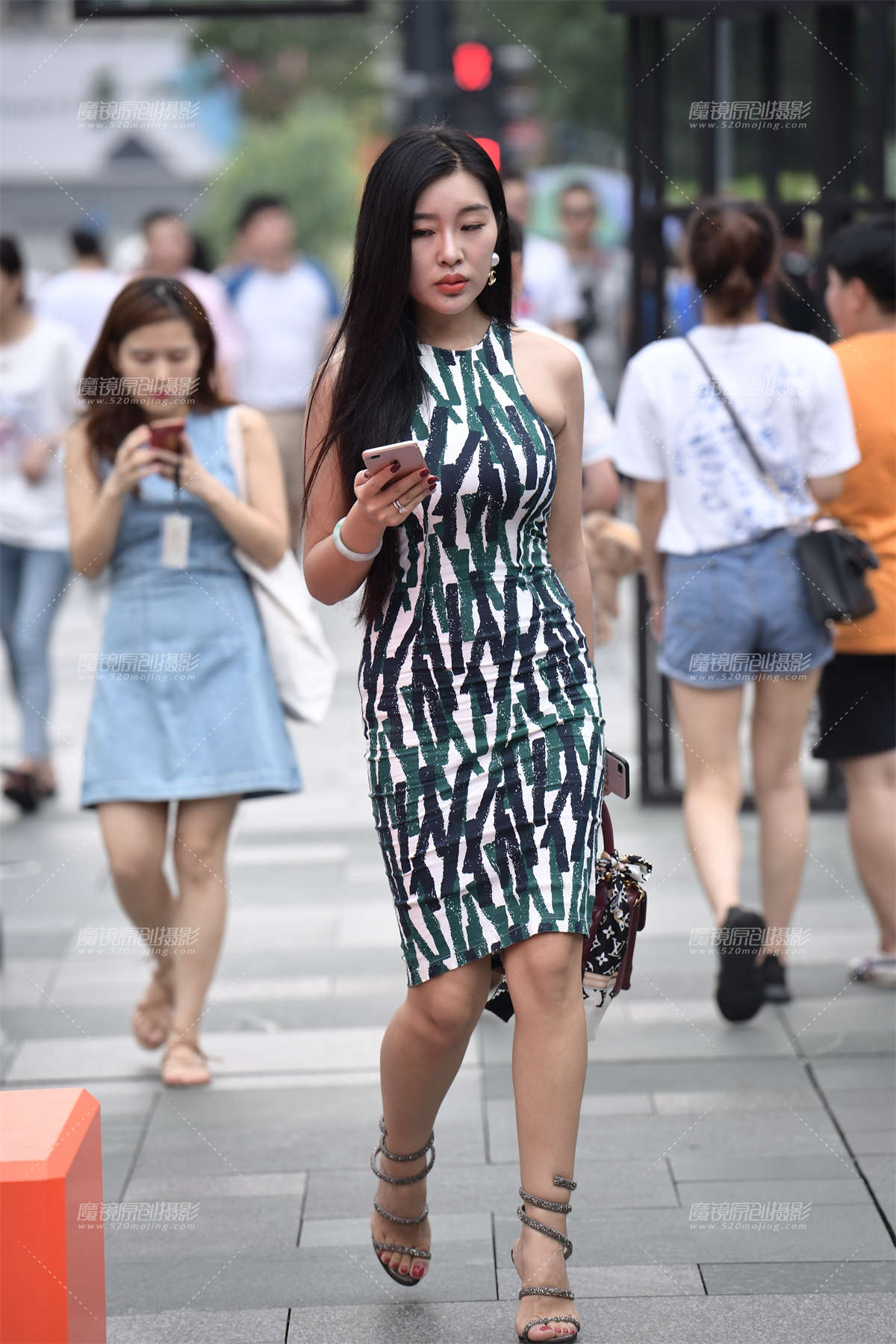 【慕容笙赛贴】看手机的小姐姐-日更街拍