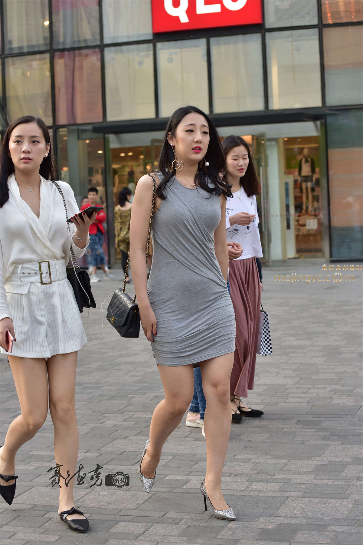 丰满裹臀女郎-日更街拍